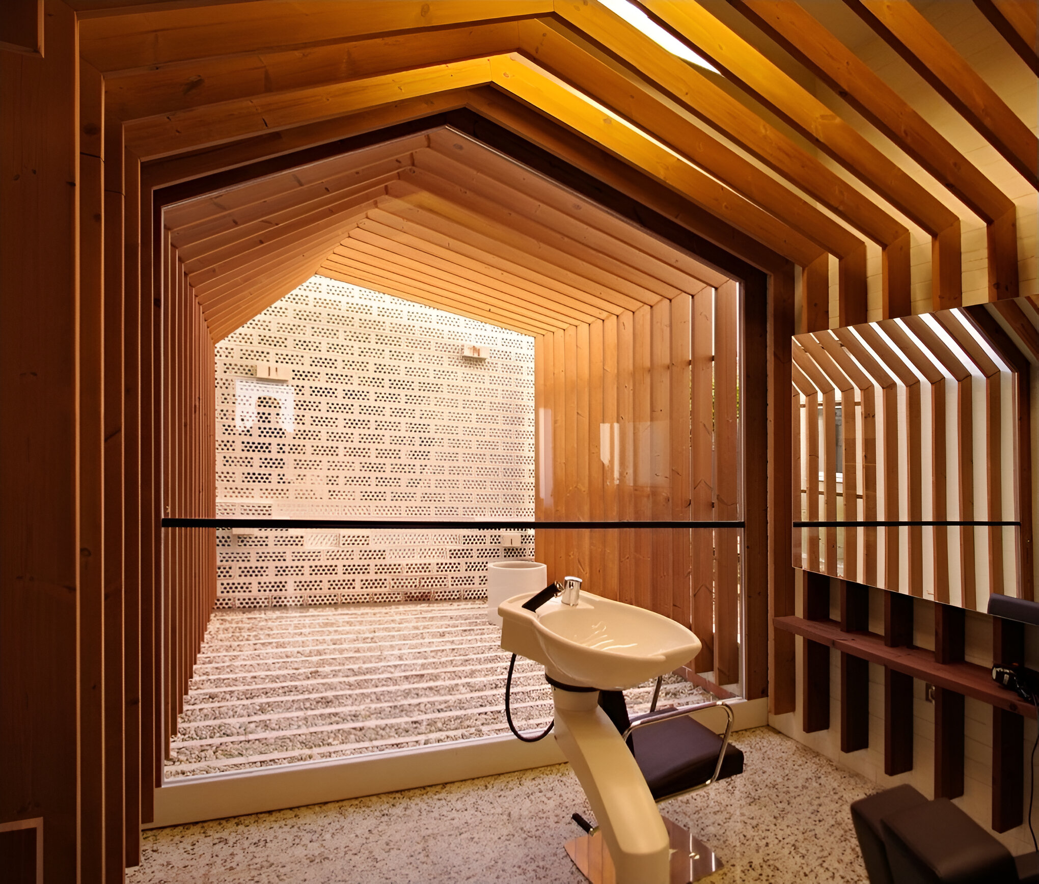 Vue intérieure 2 du salon de coiffure A barbería de Raúl. Miguel Camba, architecte