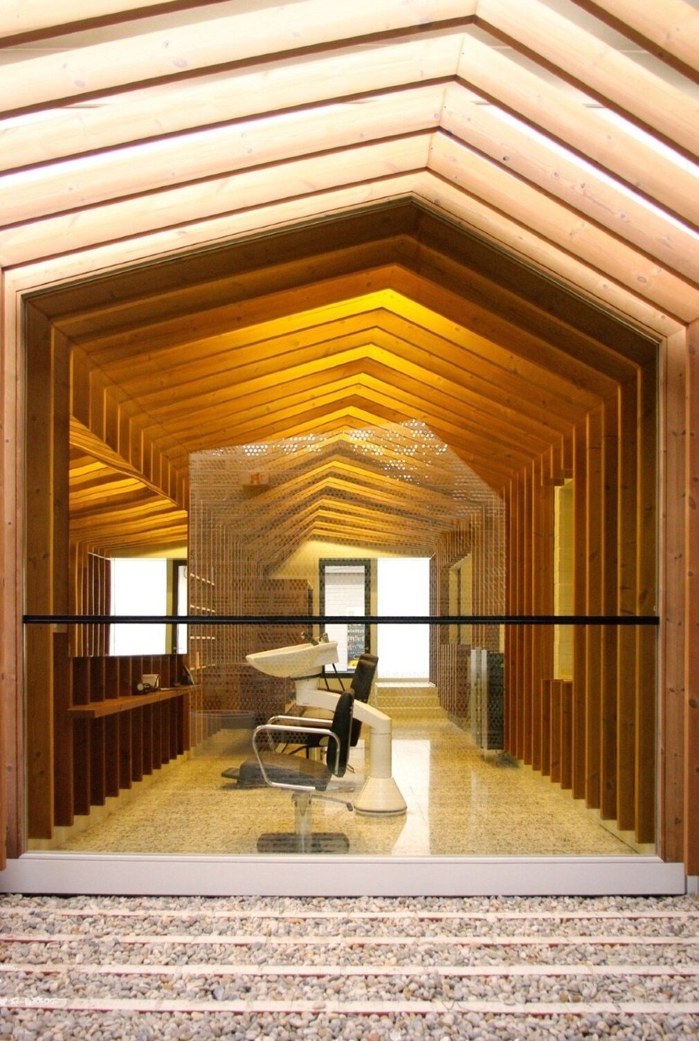 Vue intérieure 3 du salon de coiffure A barbería de Raúl. Miguel Camba, architecte