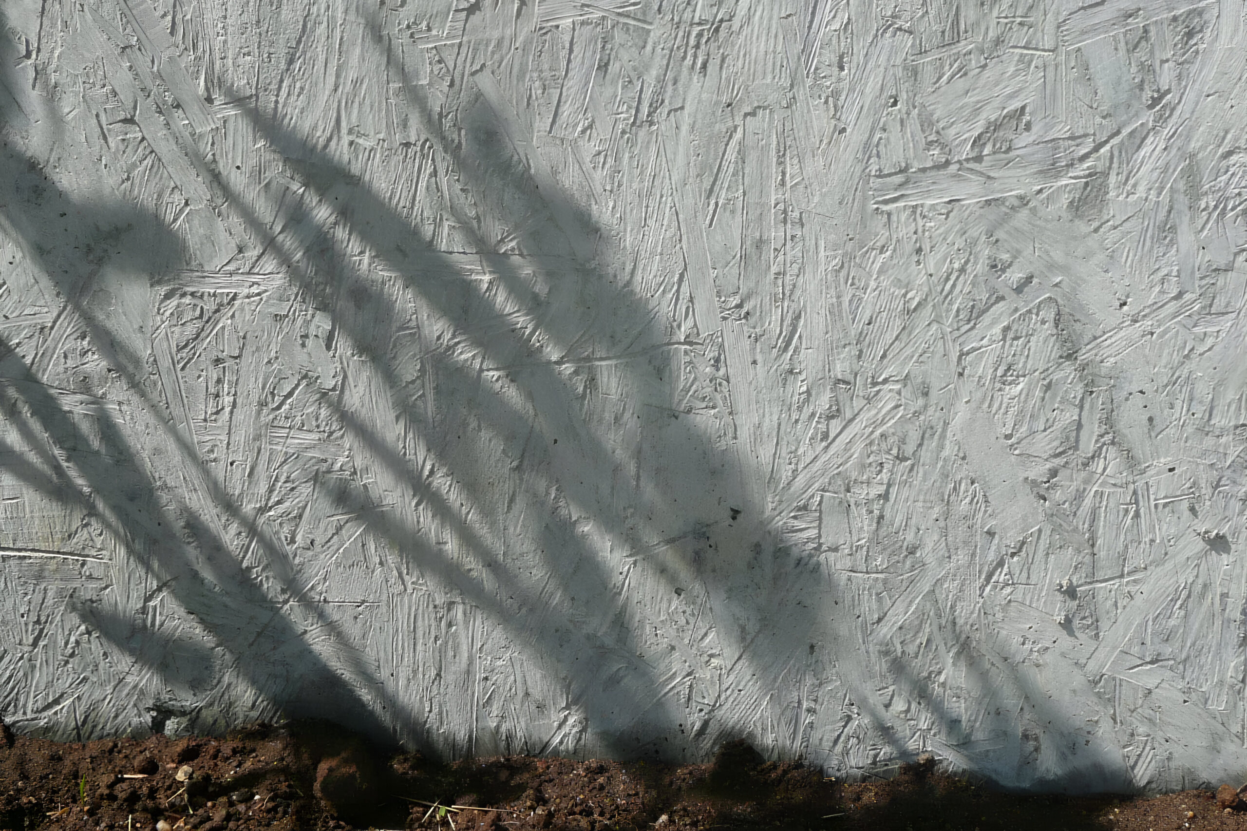 Dialogue entre le béton coffré en OSB, les ombres et la végétation d’une maison unifamiliale à A Estrada. Miguel Camba, architecte.