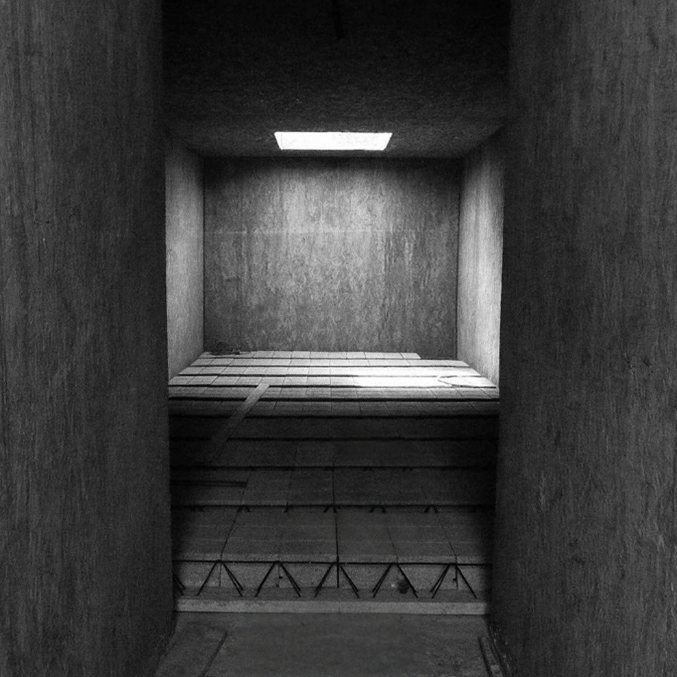 Intérieur de la cave à vin coffrée en OSB d’une maison unifamiliale à A Estrada. Miguel Camba, architecte.