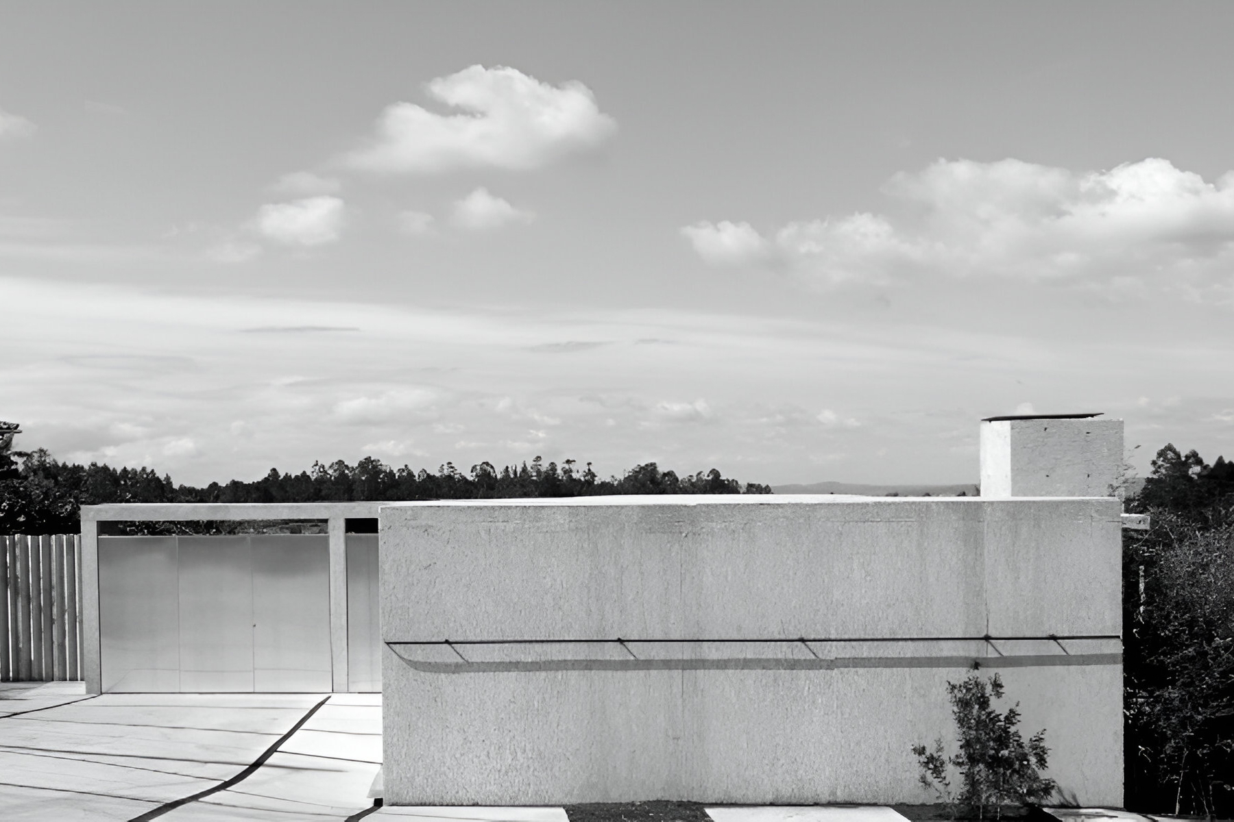Vue extérieure de l’annexe en béton coffré en OSB d’une maison unifamiliale à A Estrada. Miguel Camba, architecte.