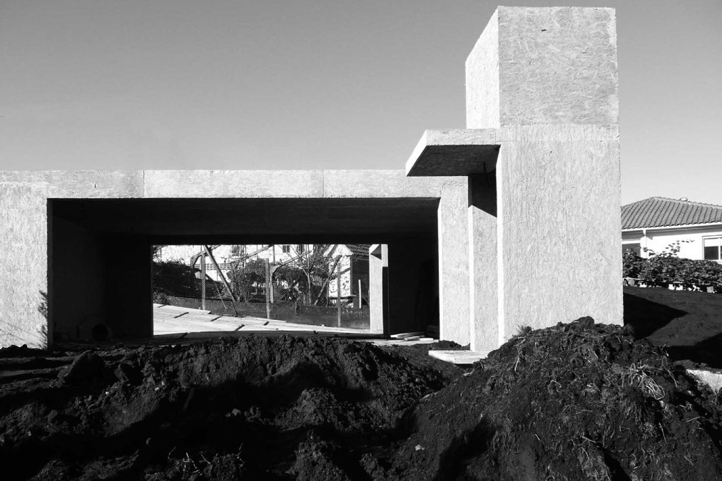 Annexe en béton coffré en OSB d’une maison unifamiliale à A Estrada. Miguel Camba, architecte.