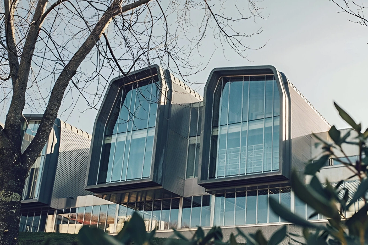 Vue de la façade de deux des modules du Centre de recherche sur les nanomatériaux et la biomédecine (CINBIO) de l'Université de Vigo, projet de Alfonso Penela. Miguel Camba architecte.