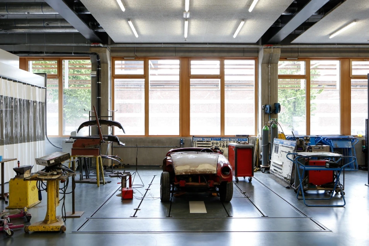 Intérieur d’un atelier mécanique de l’extension des installations de l’Institut des Arts et Métiers, projet de MDW Architecture, conçu selon le standard passif. Miguel Camba architecte.
