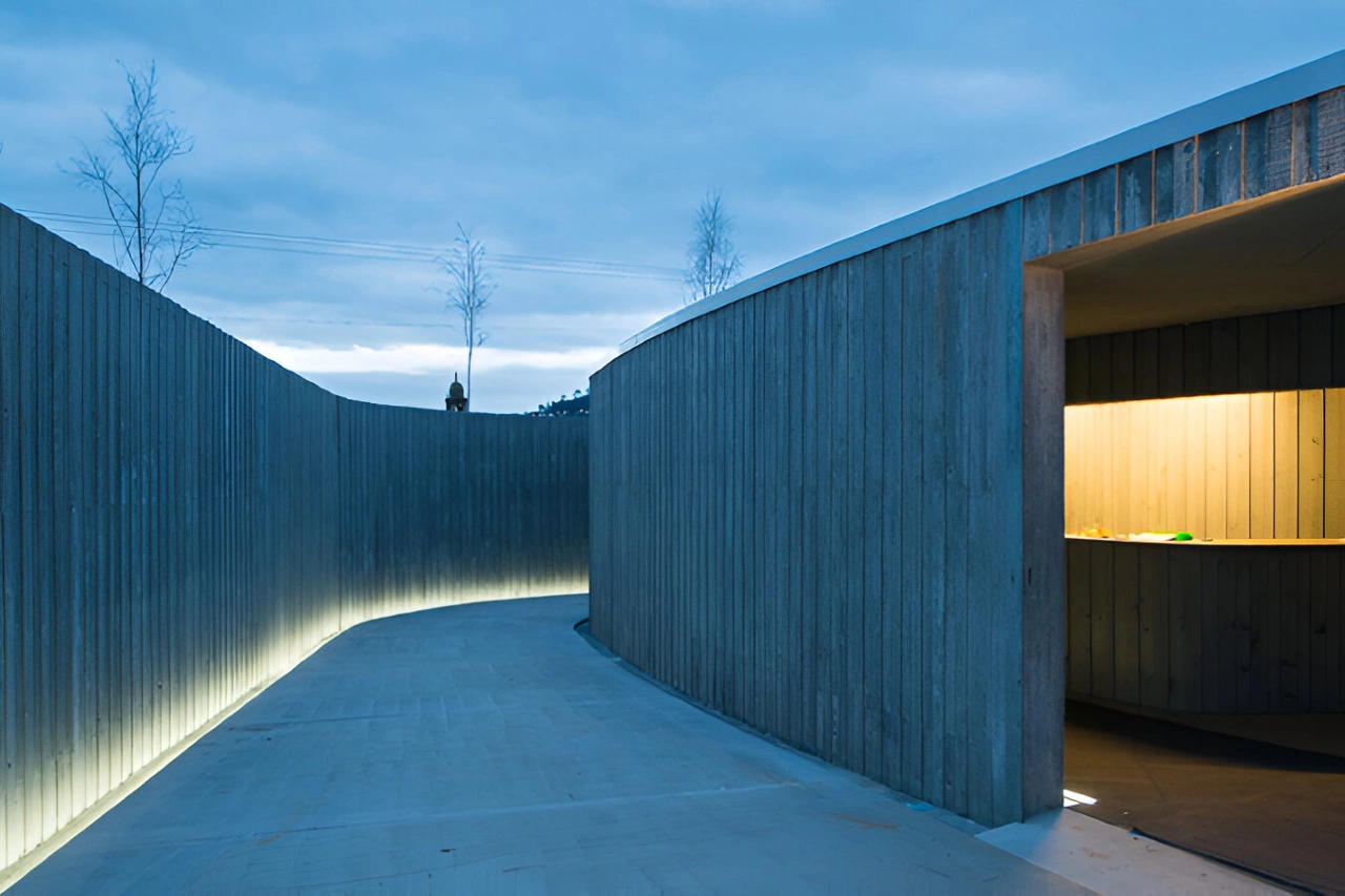 Vue de l'entrée du Centre d'interprétation des restes archéologiques du site Caldoval, projet de Alfonso Penela. Miguel Camba architecte.