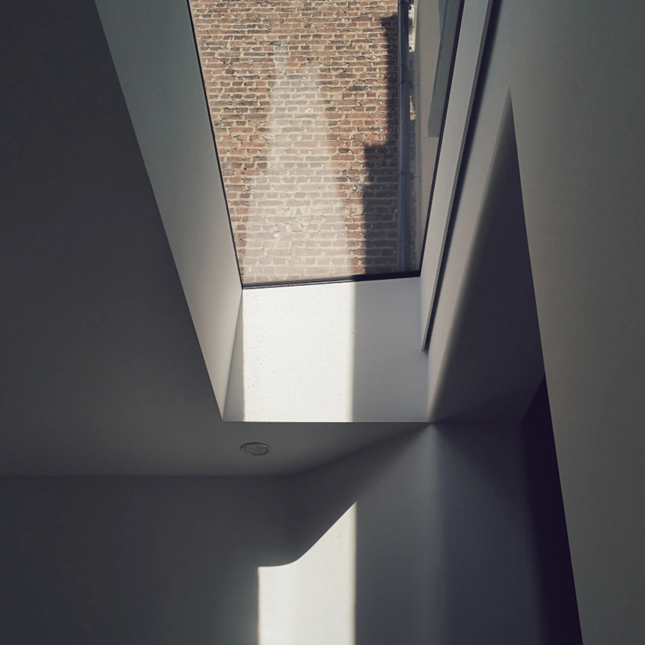 Rénovation d’une maison à Etterbeek, nouvelle exension, éclairage zénithal. Miguel Camba architecte.