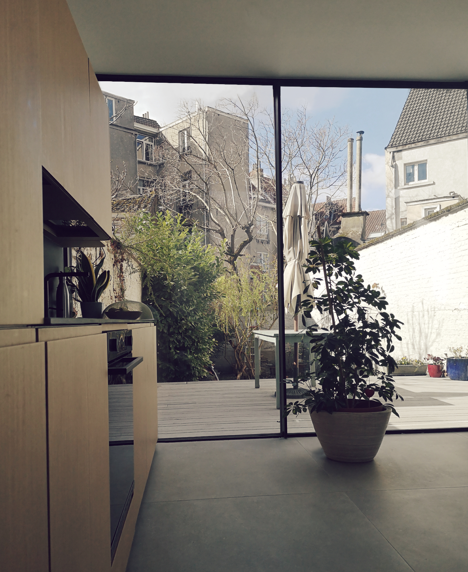 Rénovation d’une maison à Etterbeek, nouvelle extension vue vers le jardin. Miguel Camba, architecte