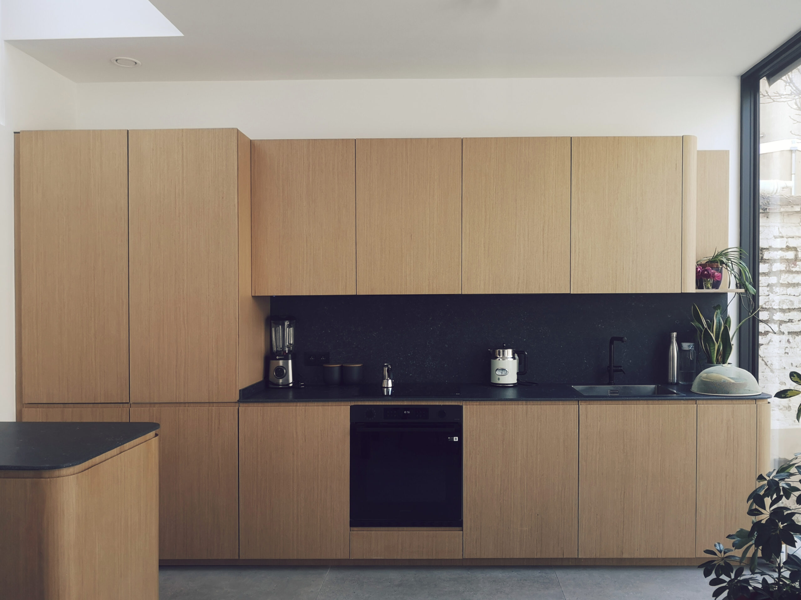 Rénovation d’une maison à Etterbeek, nouvelle extension, mobilier sur mesure. Miguel Camba, architecte